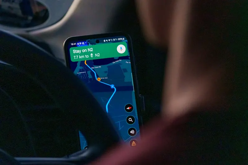 Smartphone fixé dans une voiture affichant un itinéraire sur Google Maps